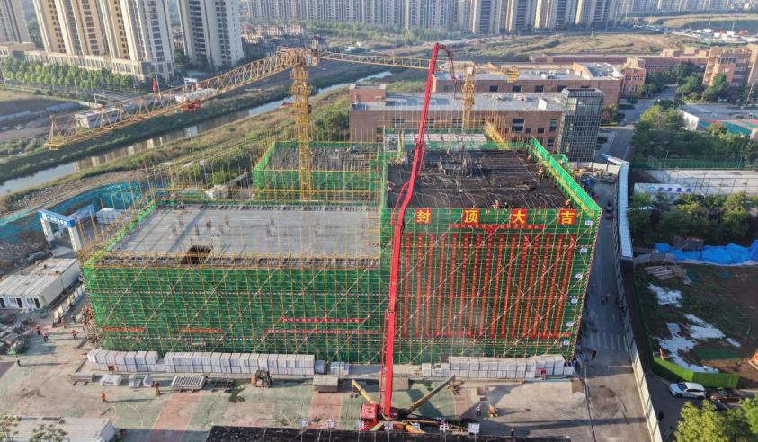 攻堅(jiān)克難保工期 創(chuàng)優(yōu)爭先鑄精品--青島工程職業(yè)學(xué)院5號學(xué)生宿舍樓主體喜封金頂